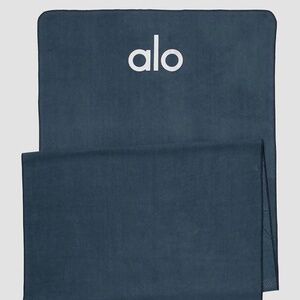 NWT Alo Yoga Grounded No-Slip Towel Eclipse Navy blue Large